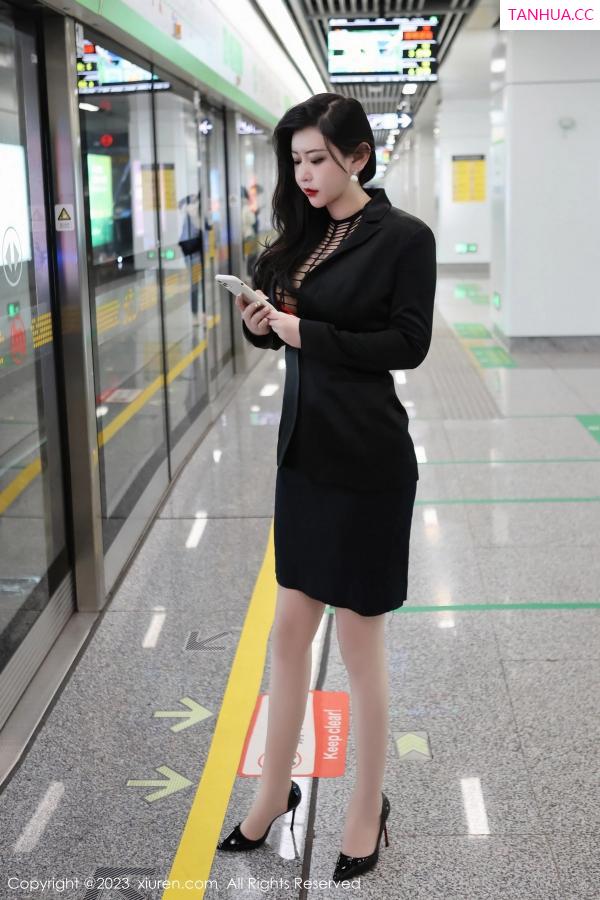 王格 王婉悠 [XiuRen]高清写真图 2023.03.16 No.6421 王婉悠Queen 丝袜OL第3张图片